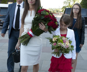 Policyjnym śmigłowcem na grób brata