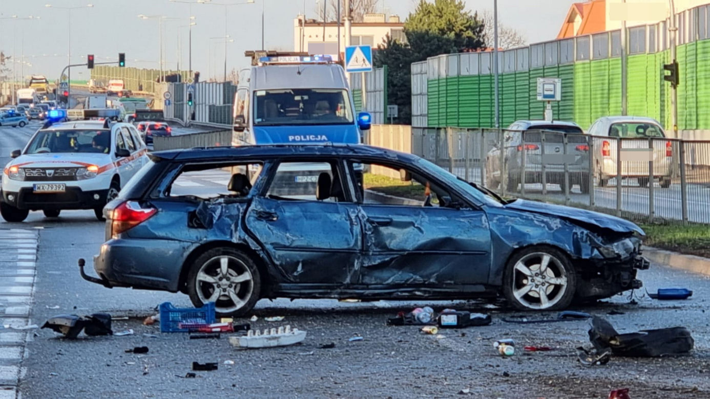Koszmar na Ursynowie. Samochód dachował, kierowca wypadł na asfalt. Dramatyczna akcja służb