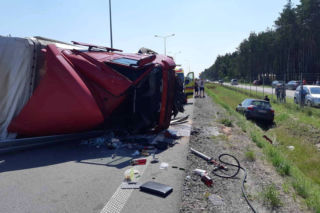 Garwolin: WYPADEK NA S17 - zderzenie ciężarówek i osobówka wbita w naczepę. Są ranni