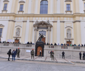 Wojsko pod kościołem św. Krzyża w Warszawie