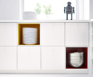 Biała kuchnia IKEA, kolorowe elementy w szafkach stojących
