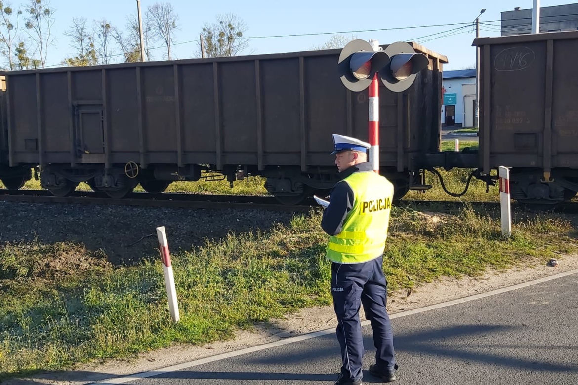 Wjechał wprost pod nadjeżdżający pociąg! Koszmarny wypadek pod Świeciem [ZDJĘCIA]