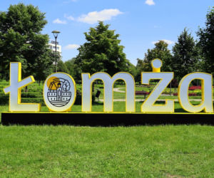 Nowe miejsce do robienia zdjęć gotowe. Podświetlany napis Łomża stanął w Parku Jana Pawła II