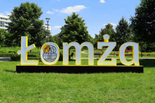 Nowe miejsce do robienia zdjęć gotowe. Podświetlany napis Łomża stanął w Parku Jana Pawła II