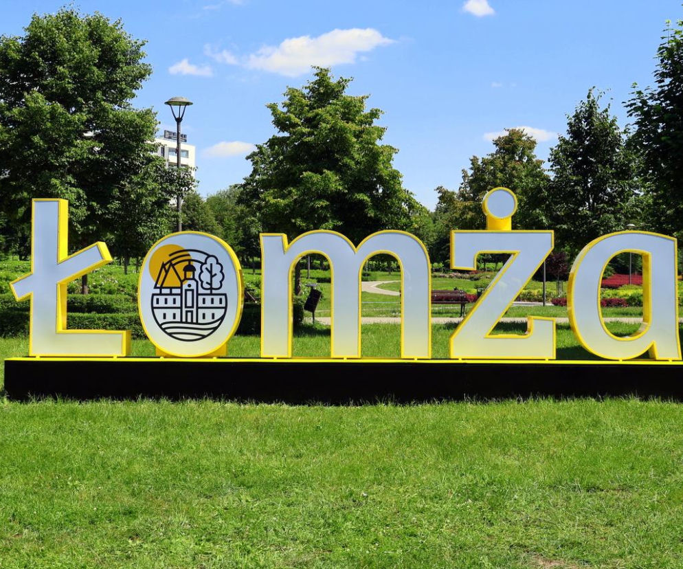 Nowe miejsce do robienia zdjęć gotowe. Podświetlany napis Łomża stanął w Parku Jana Pawła II
