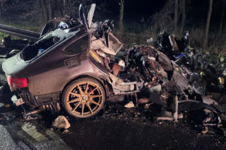 Tragiczny wypadek w powiecie rawickim. Auto uderzyło w murowany przystanek, 19-letni kierowca nie żyje [ZDJĘCIA]