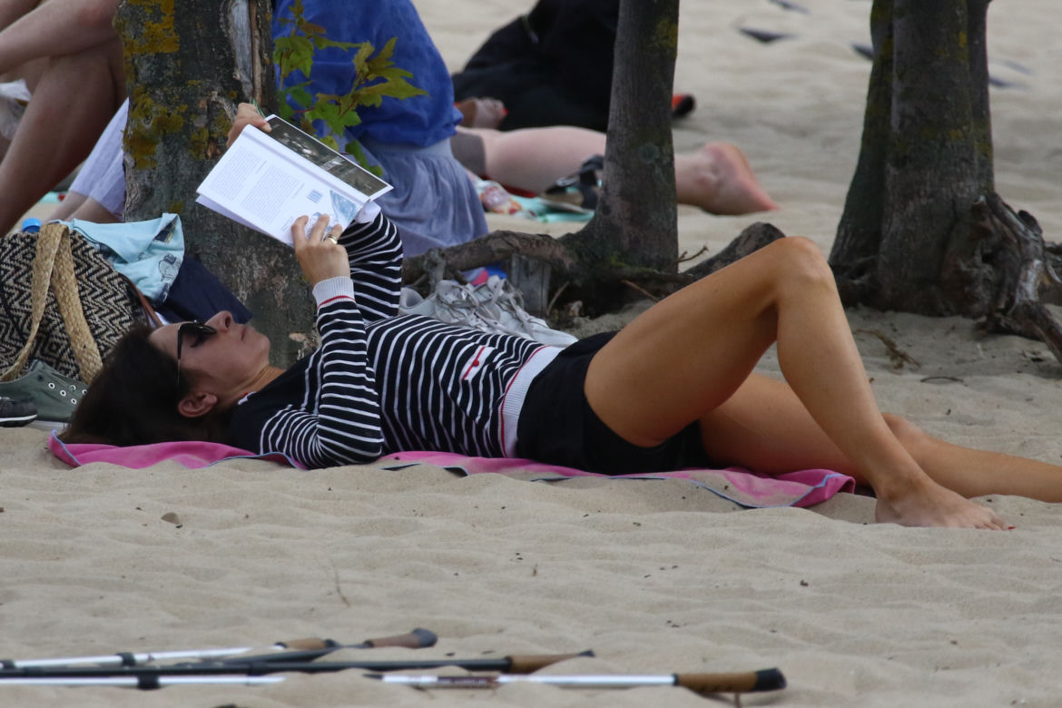 Marta Kaczyńska z mężem, synkiem Stasiem i dziećmi jej męża na plaży w Sopocie