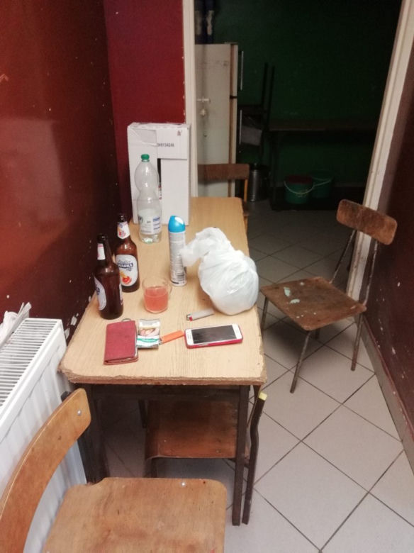 Pili alkohol na stołówce w podstawówce