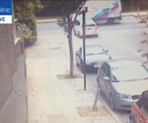 Członek policyjnej eskorty, który chronił księcia Harry'ego, zderzył się czołowo z białą Toyotą Prius. Zdjęcie z miejsca wypadku