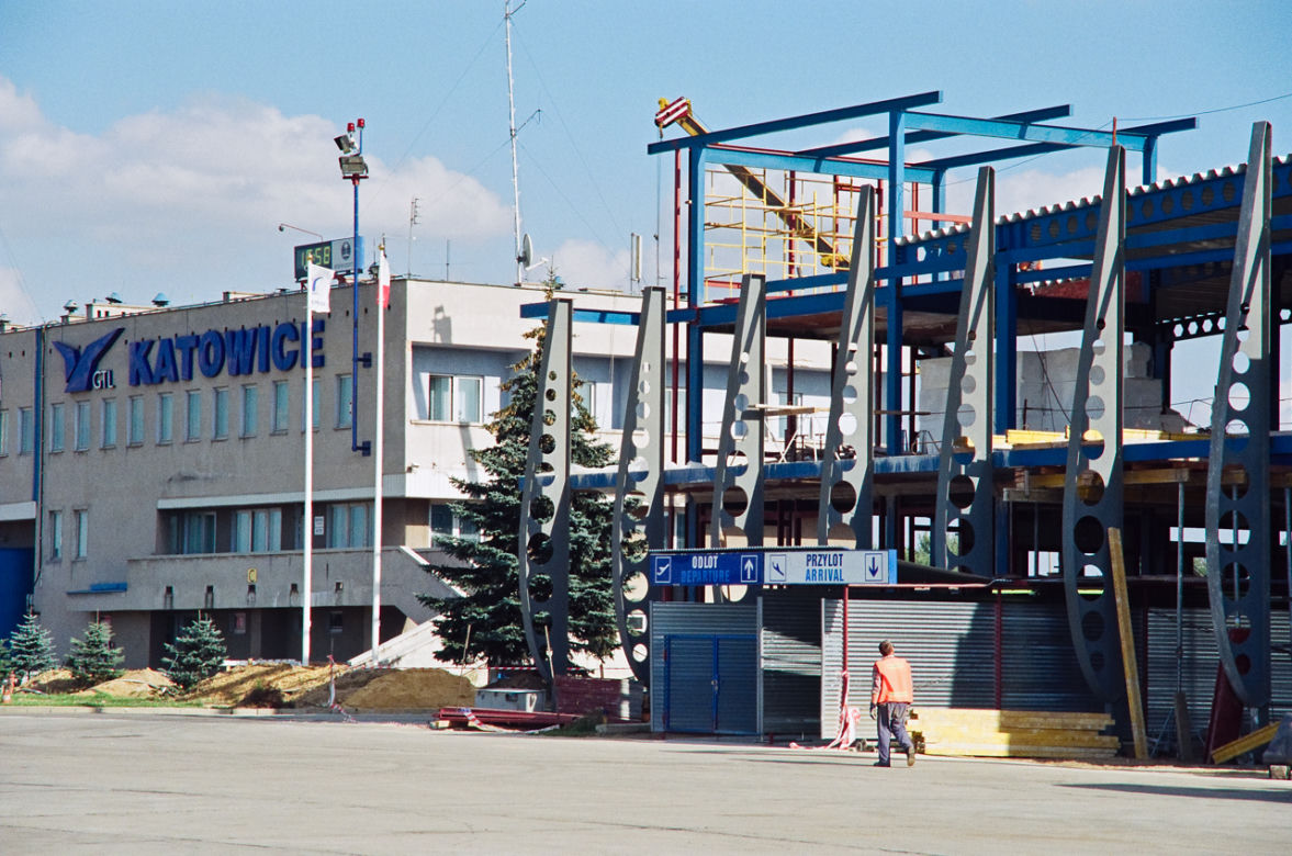 Tak się kiedyś latało! Katowice Airport 20 lat temu. Te zdjęcia to prawdziwa podróż w czasie