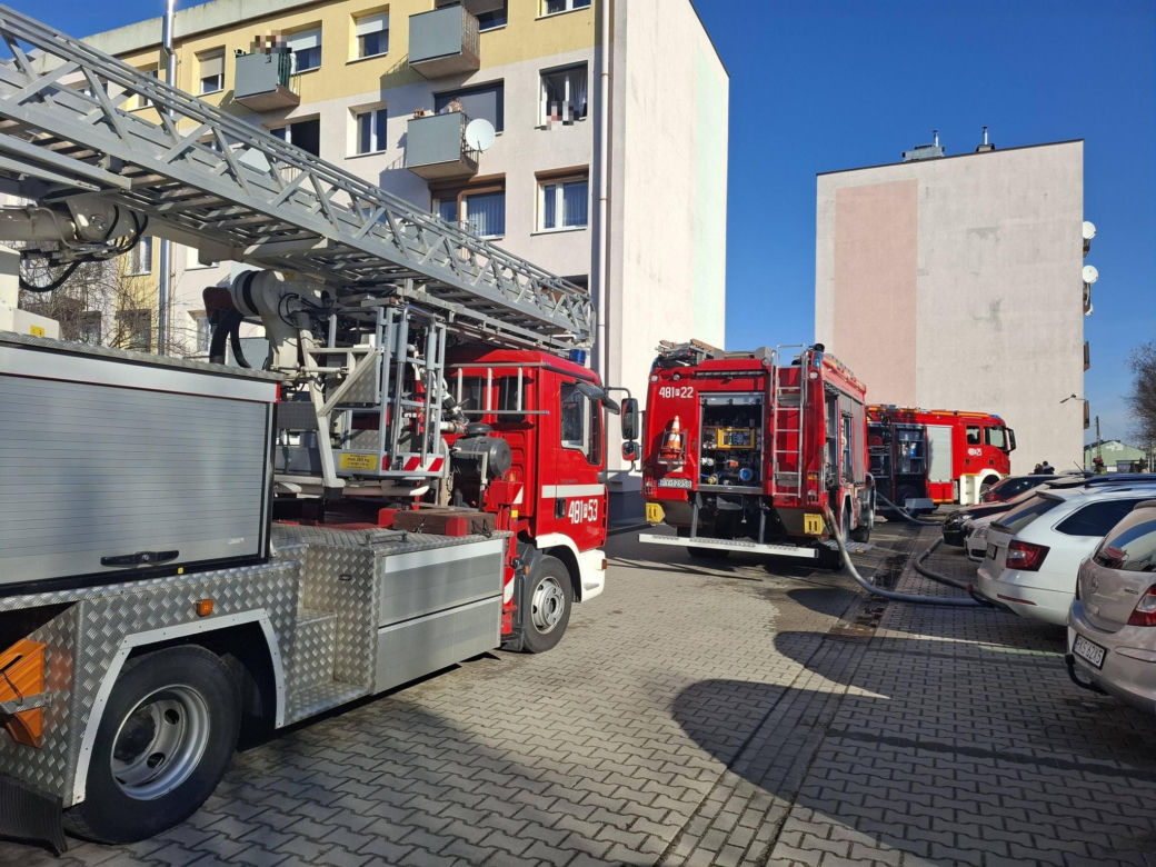 Pożar w bloku w Kościanie. Lokatorzy czekali na pomoc na balkonach