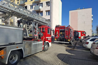 Pożar w bloku w Kościanie. Lokatorzy czekali na pomoc na balkonach