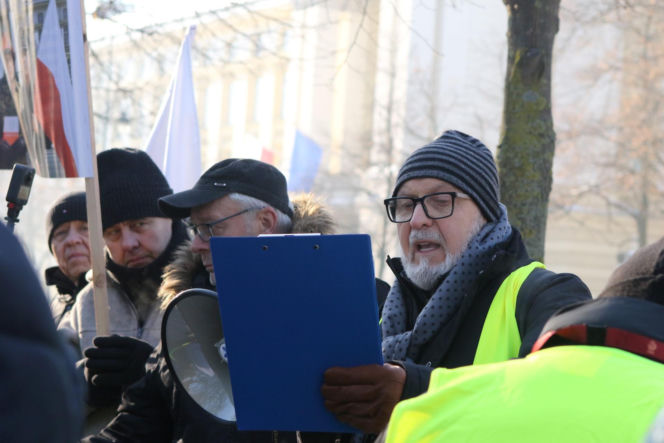 Protest mundurowych emerytów pod kancelarią premiera