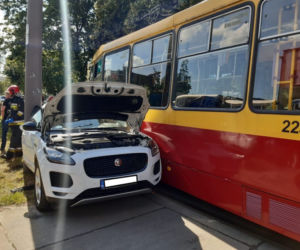 Łódź: Wypadek na Limanowskiego. Zderzenie tramwaju z samochodem wyglądało naprawdę groźnie