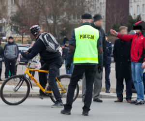 Wepchnęli Piotra pod autobus z zemsty. Tragedia w Pabianicach