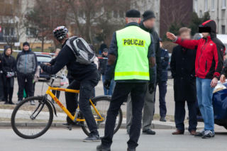 Wepchnęli Piotra pod autobus z zemsty. Tragedia w Pabianicach