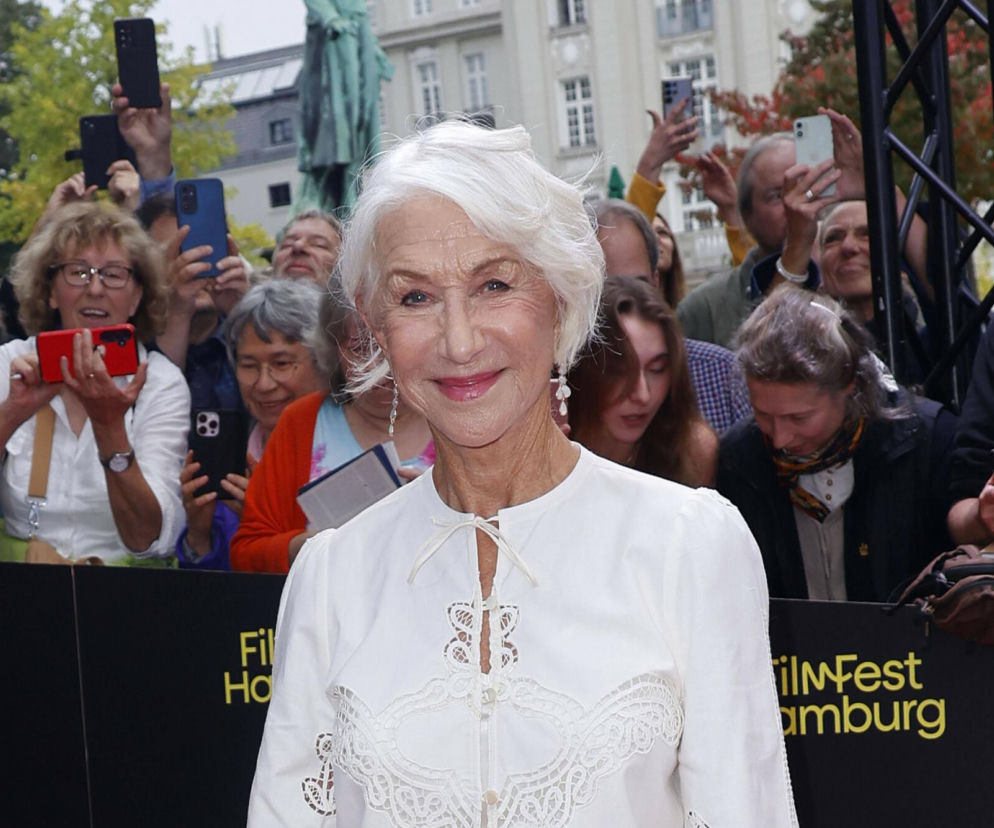 Uśmiechnięta Helen Mirren w białej sukni na festiwalu FilmFest w Hamburgu. O jej elegancji przeczytasz w serwisie Eska.