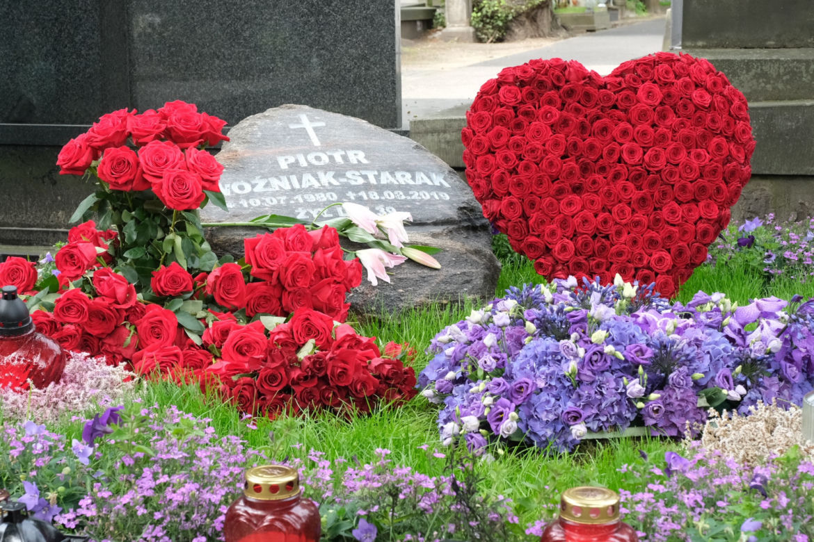 Jak zmienił się grób Piotra Woźniaka-Starak?