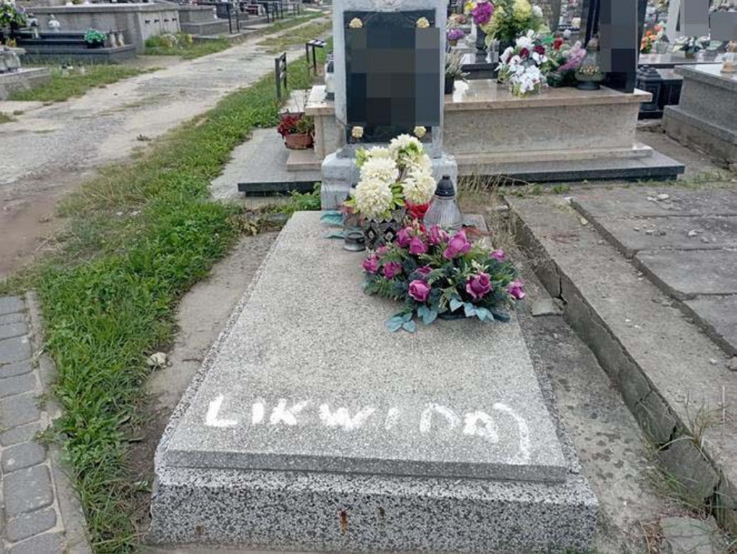 Ksiądz kazał białą farbą pisać na nagrobkach likwidacja
