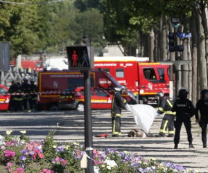 Atak w Paryżu: Mężczyzna zaatakował policjanta. Pod katedrą Notre Dame padły strzały