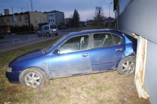 Tarnobrzeg: Pijany 42-latek wsiadł do auta kolegi i z impetem wjechał w ścianę klubu wrotkarskiego!