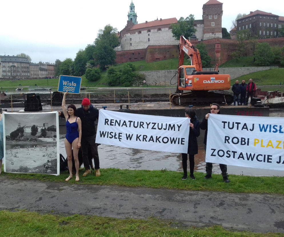Protestujący uzbrojeni w transparenty i stroje kąpielowe
