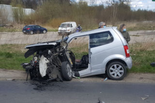 Wypadek w Barwicach. Samochód rozpadł się dosłownie na kawałki! [ZDJĘCIA]