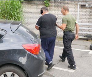 Robił to, kiedy spali. Kiedy się budzili, byli przerażeni [ZDJĘCIA]