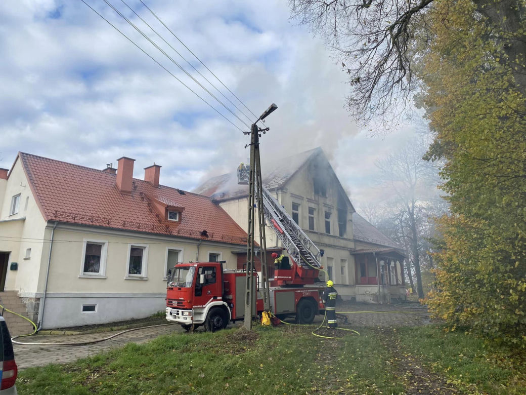 Tragiczny pożar zabytkowego pałacyku na Pomorzu. Nie żyje 55-latek