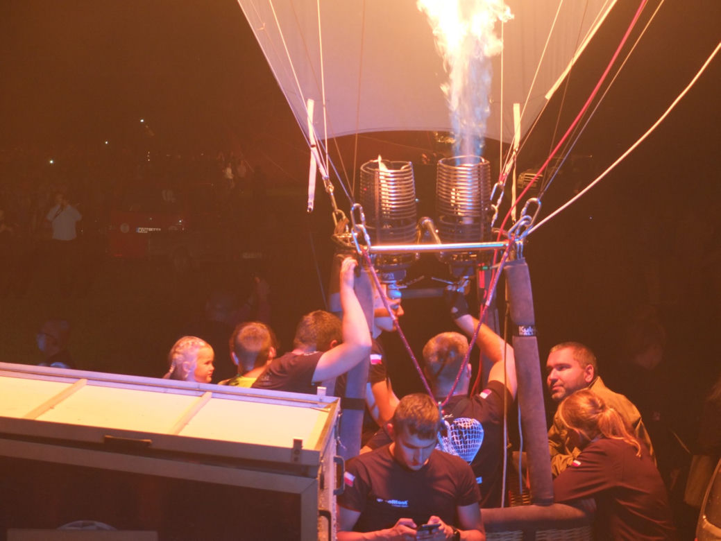 W dzień latały, nocą ziały ogniem. Nocny pokaz balonów w Nałęczowie 