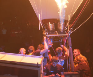 W dzień latały, nocą ziały ogniem. Nocny pokaz balonów w Nałęczowie 