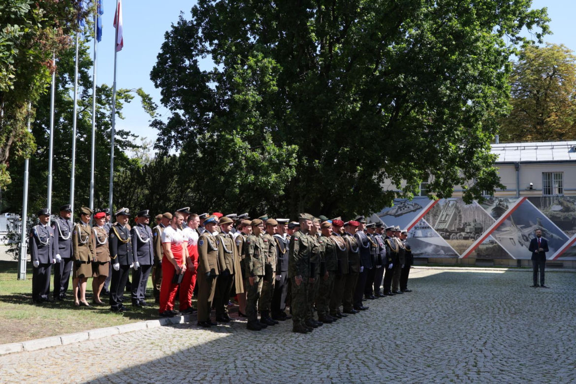 Szef MON wręczył odznaczenia żołnierzom