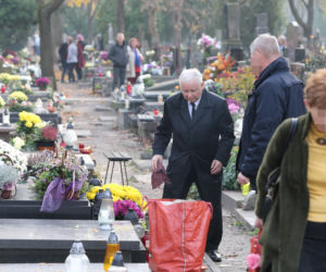 Jarosław Kaczyński na grobie swojej mamy Jadwigi Kaczyńskiej