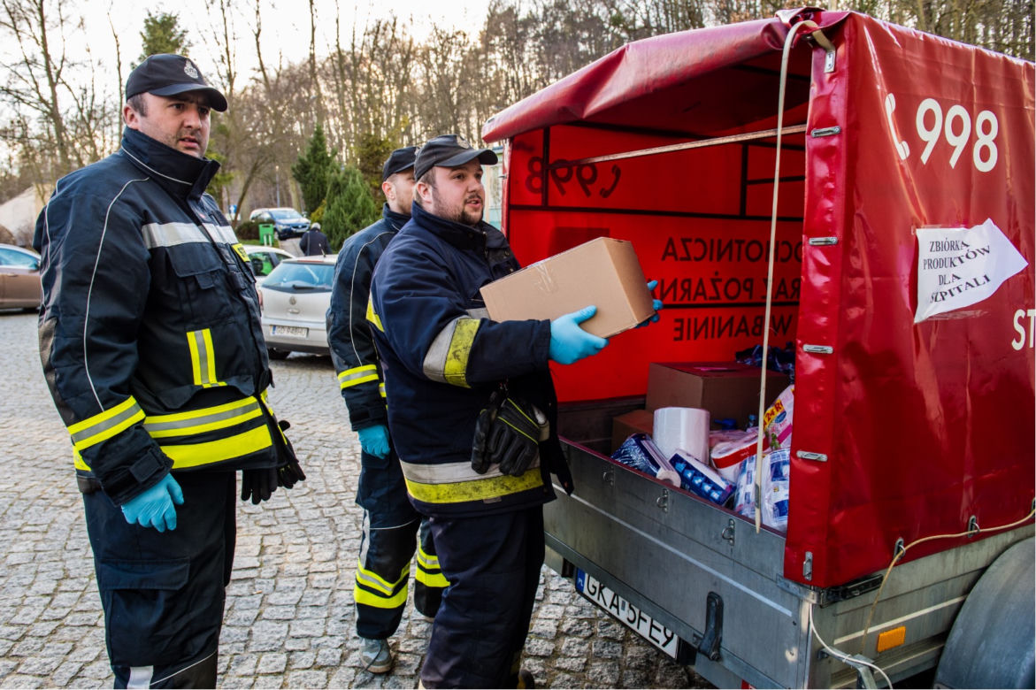 Strażacy w OSP Banino dostarczają sprzęt do szpitali w Gdańsku