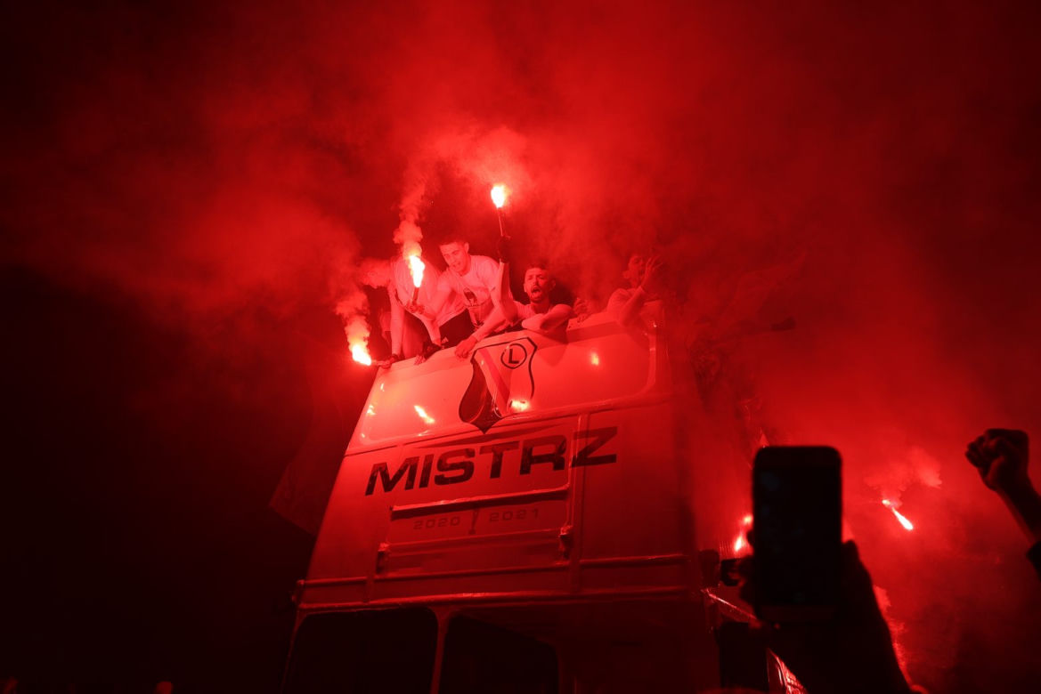 Mistrzowski autobus Legii Warszawa świętował pod pomnikiem Syrenki