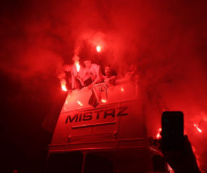 Mistrzowski autobus Legii Warszawa świętował pod pomnikiem Syrenki