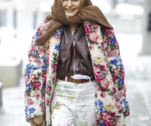 Monika Olejnik jak babooshka pod studiem TVN! Kwiaty, chusta i… plakat Warhola za fortunę