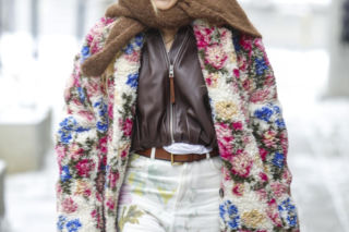 Monika Olejnik jak babooshka pod studiem TVN! Kwiaty, chusta i… plakat Warhola za fortunę