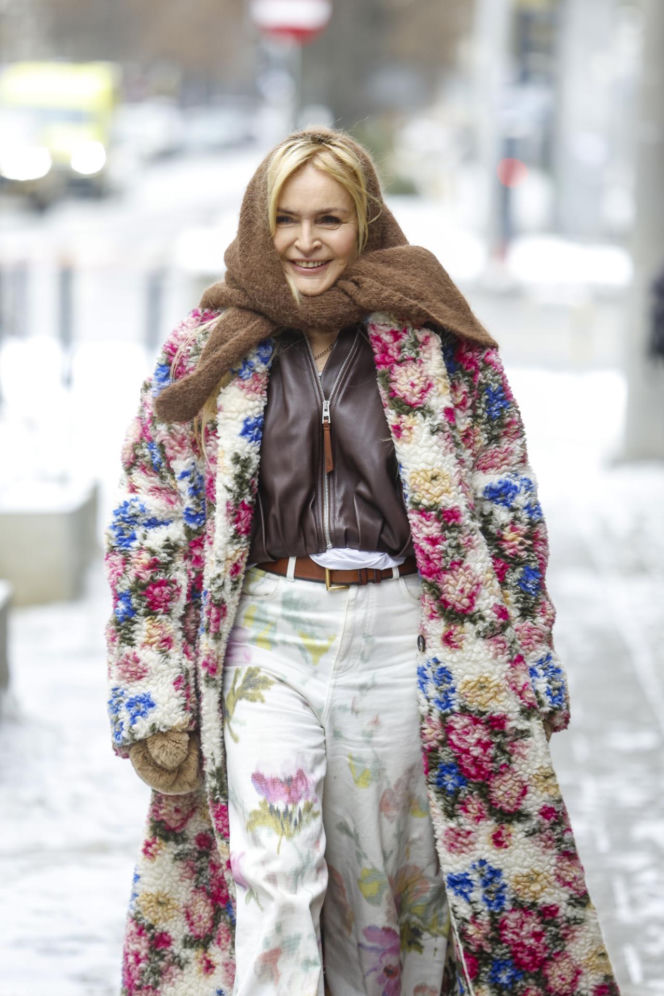 Monika Olejnik jak "babooshka" pod studiem TVN! Kwiaty, chusta i… plakat Warhola za fortunę