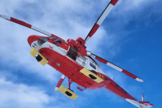 Koszmarny wypadek na stoku narciarskim na Podhalu. Mężczyzna uderzył w drzewo i wpadł do potoku