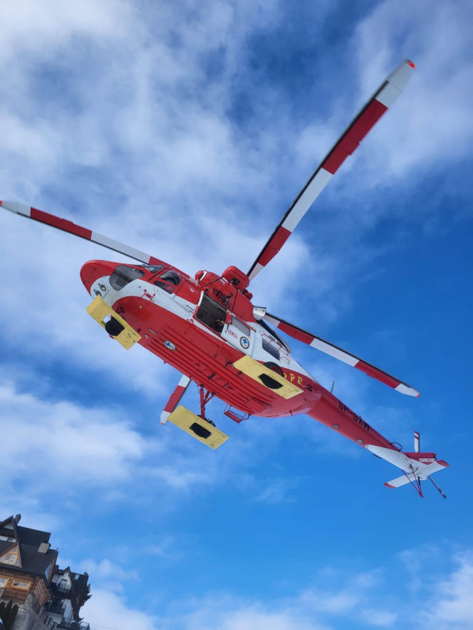 Koszmarny wypadek na stoku narciarskim na Podhalu. Mężczyzna uderzył w drzewo i wpadł do potoku