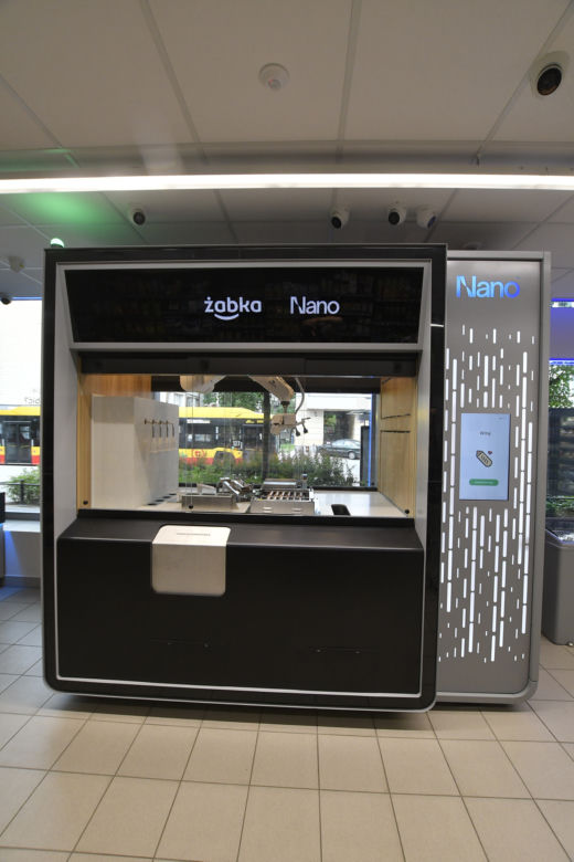  Warszawa miastem robotów. Parzą kawę, przynoszą paczki, dostarczają pizzę i śpiewają Sto lat