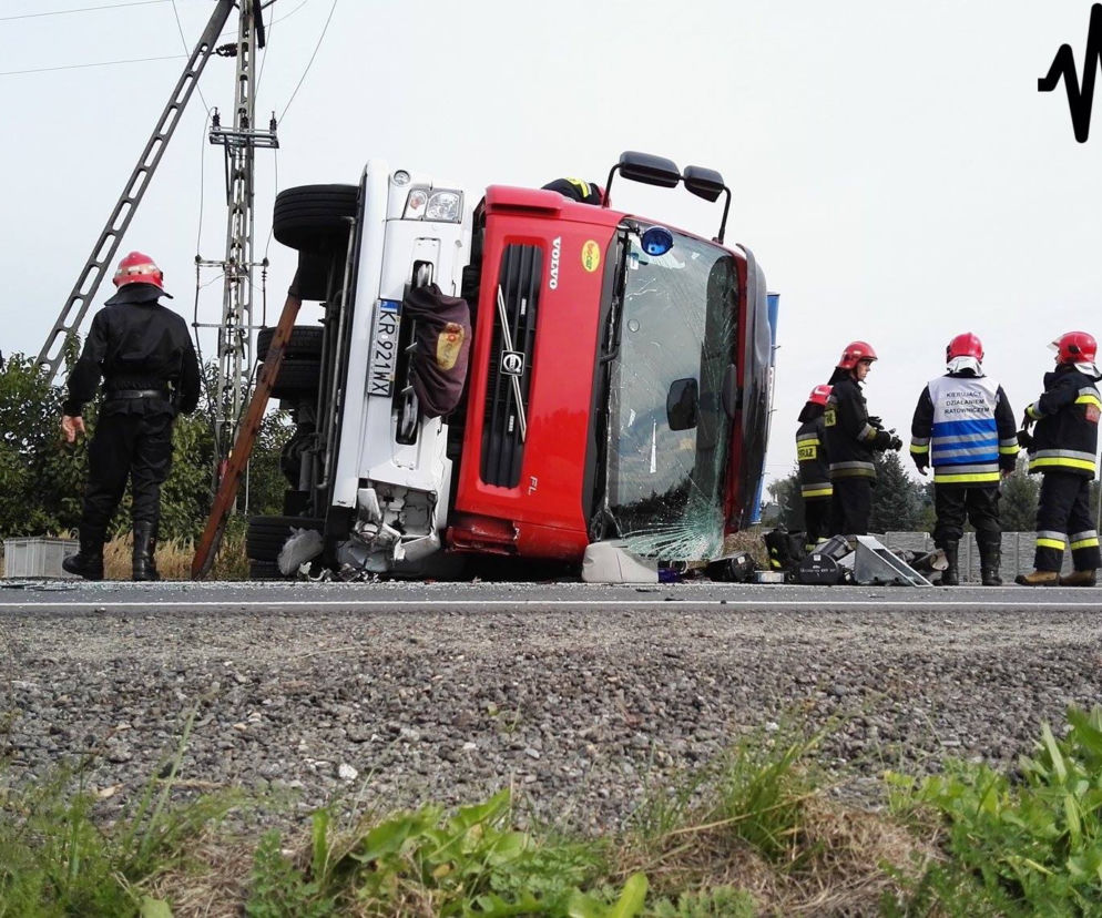 Poważny wypadek z udziałem wozu strażackiego na DK44 w gminie Oświęcim [ZDJĘCIA]