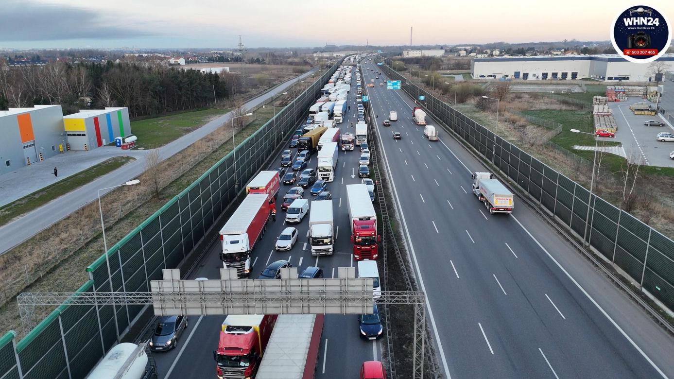10-kilometrowy korek na A2 pod Warszawą. TIR stanął w płomieniach!