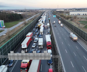 10-kilometrowy korek na A2 pod Warszawą. TIR stanął w płomieniach!