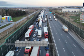 10-kilometrowy korek na A2 pod Warszawą. TIR stanął w płomieniach!