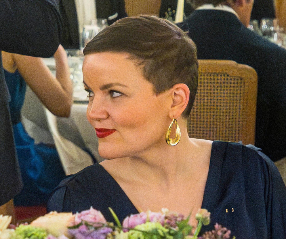 Uśmiechnięta wiceminister kultury Marta Cienkowska w złotych kolczykach. O jej debiucie na wybiegu przeczytasz w Eskau.
