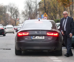 Adam Lipiński służbową furą po papierosy