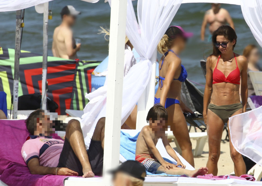 Marta Kaczyńska z rodziną na plaży 