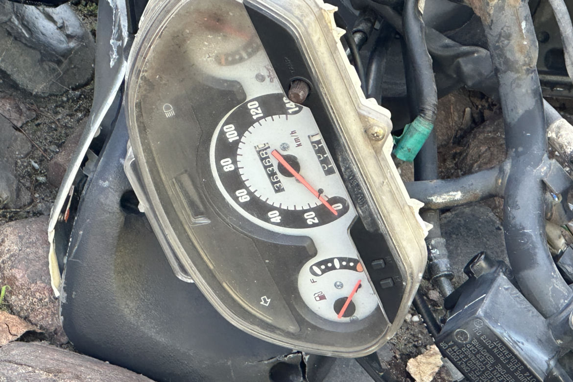 Warszawa. 15-latek huknął motorowerem w osobówkę. Chłopiec trafił do szpitala!